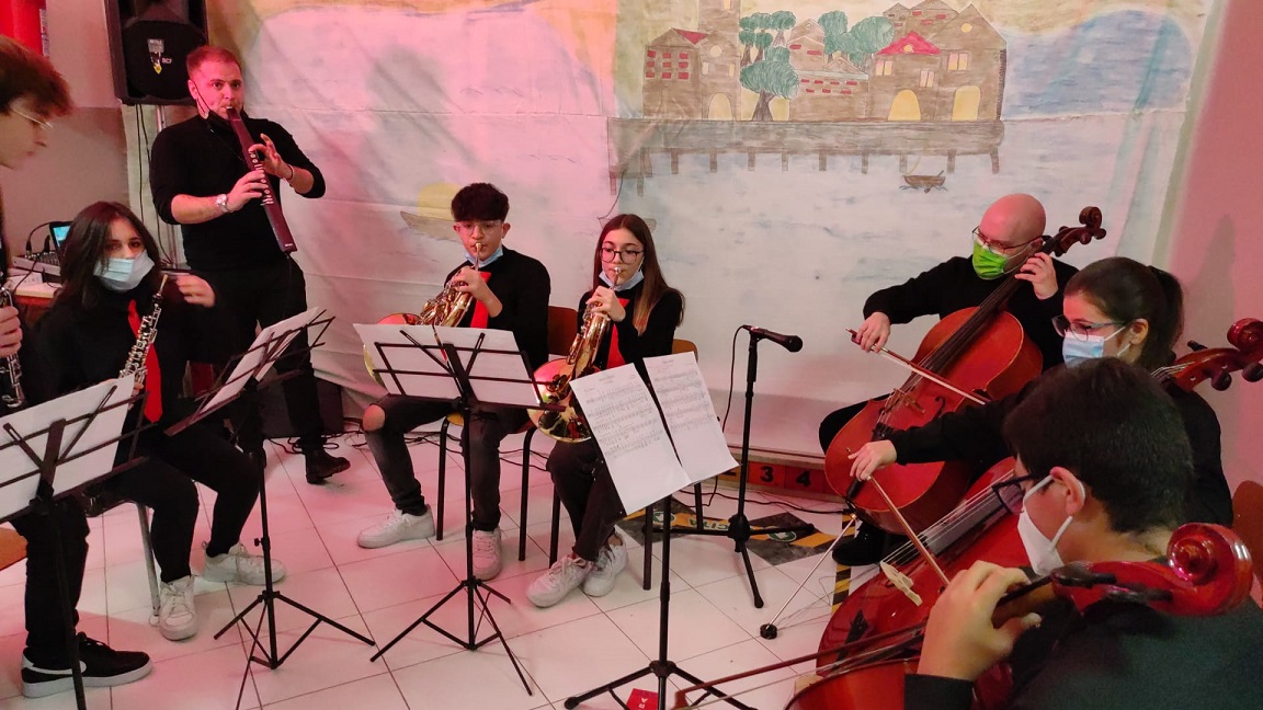 Alcuni ragazzi del coro dell'istituto