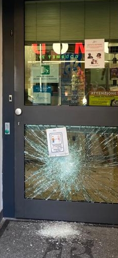 La vetrina della porta che hanno tentato di sfondare